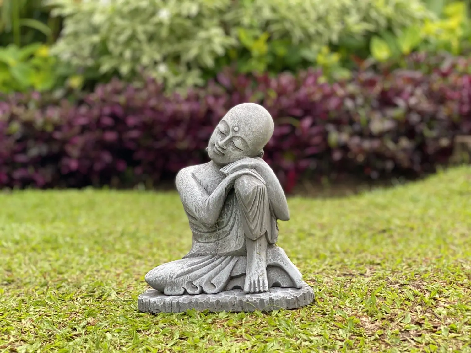 Artikelbild 2 des Artikels “Amal - Buddha entspannt - linkes Knie hoch, 25 cm H | Steinguss “
